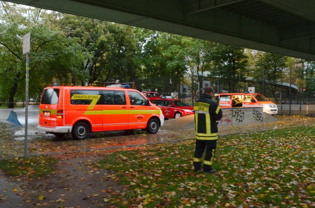 Einsatz BF Hoehenretter Koelner Seilbahn Hoehe Zoobruecke P2213.JPG